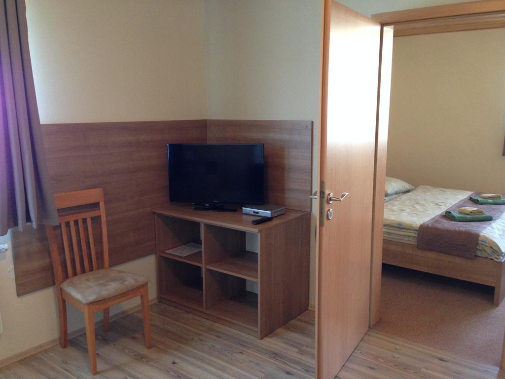 Guest House Fleurs Липтовски-Микулаш Экстерьер фото